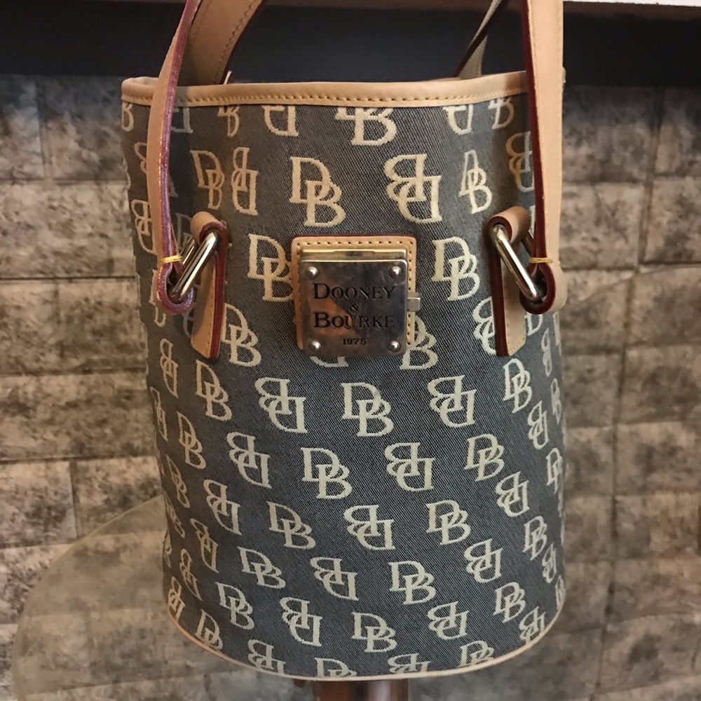 VERY CLEAN Dooney And Bourke Bag